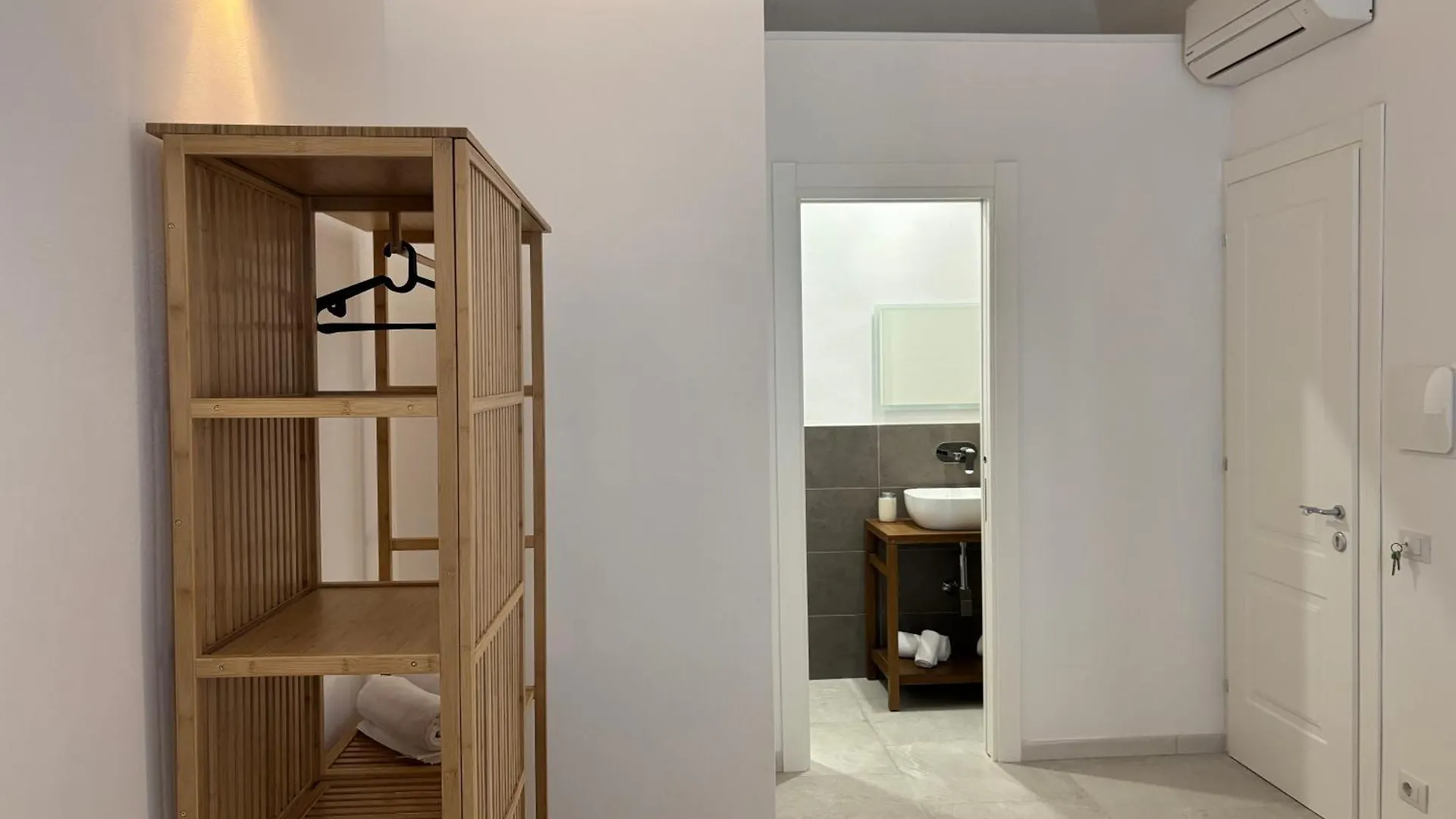 Historic Central Balcony Rooms & Apartment On Via Maqueda Palermo