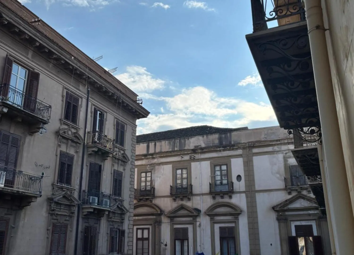Historic Central Balcony Rooms & Apartment On Via Maqueda Palermo Homestay
