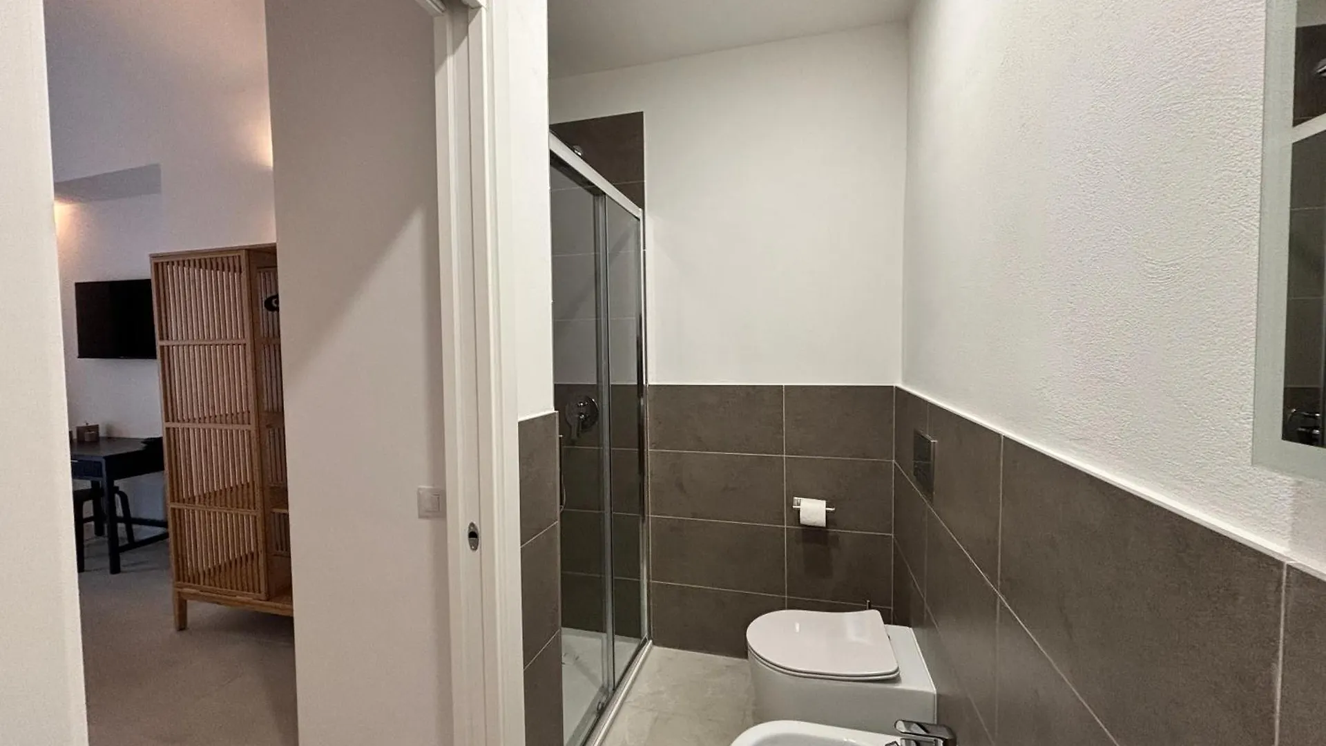 Historic Central Balcony Rooms & Apartment On Via Maqueda Palermo Homestay