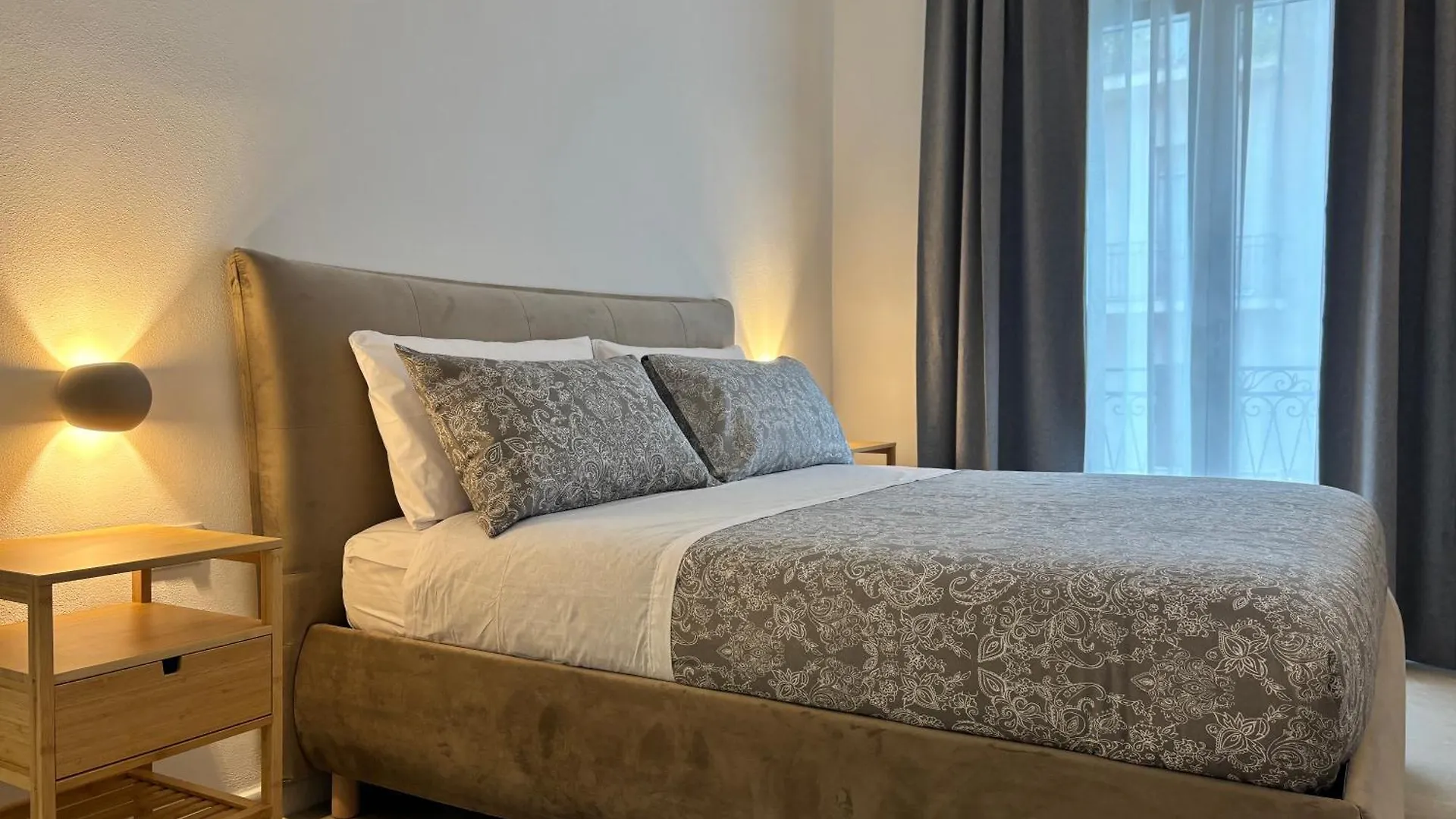 Historic Central Balcony Rooms & Apartment On Via Maqueda Palermo Italy