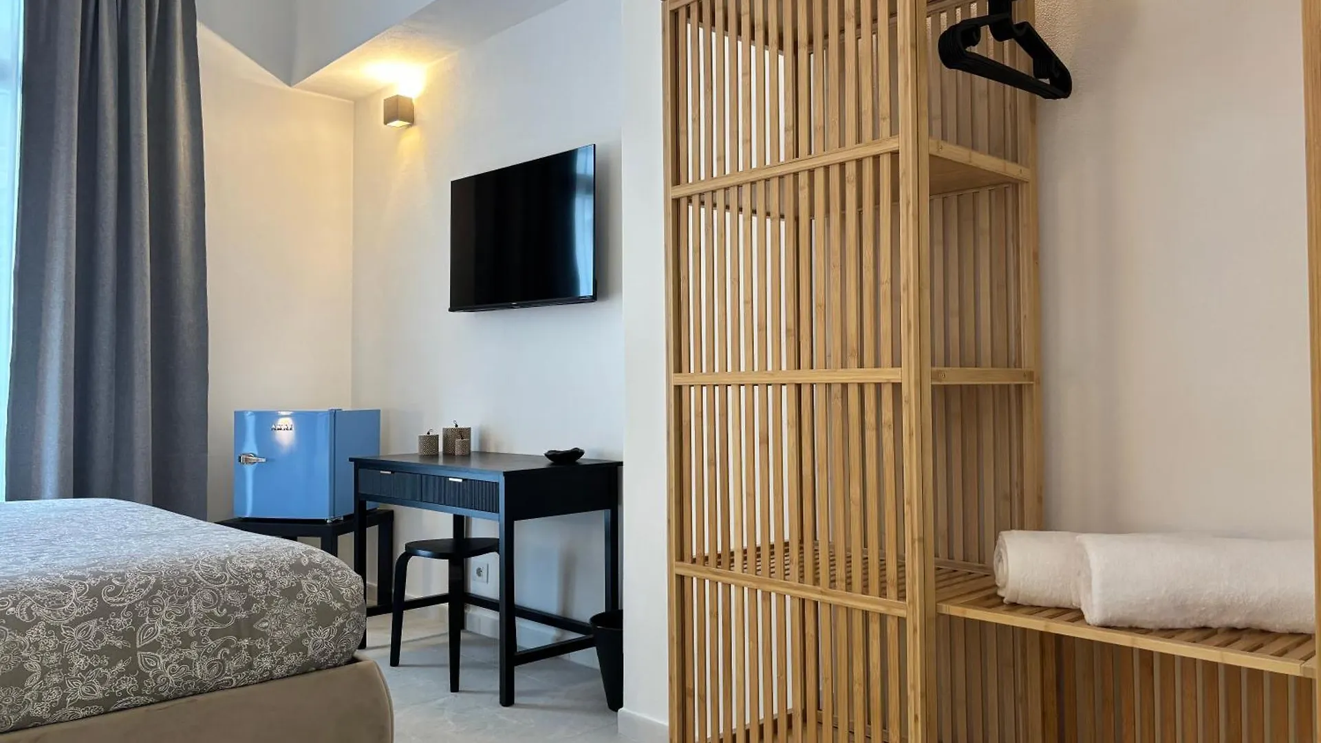 Historic Central Balcony Rooms & Apartment On Via Maqueda Palermo Homestay