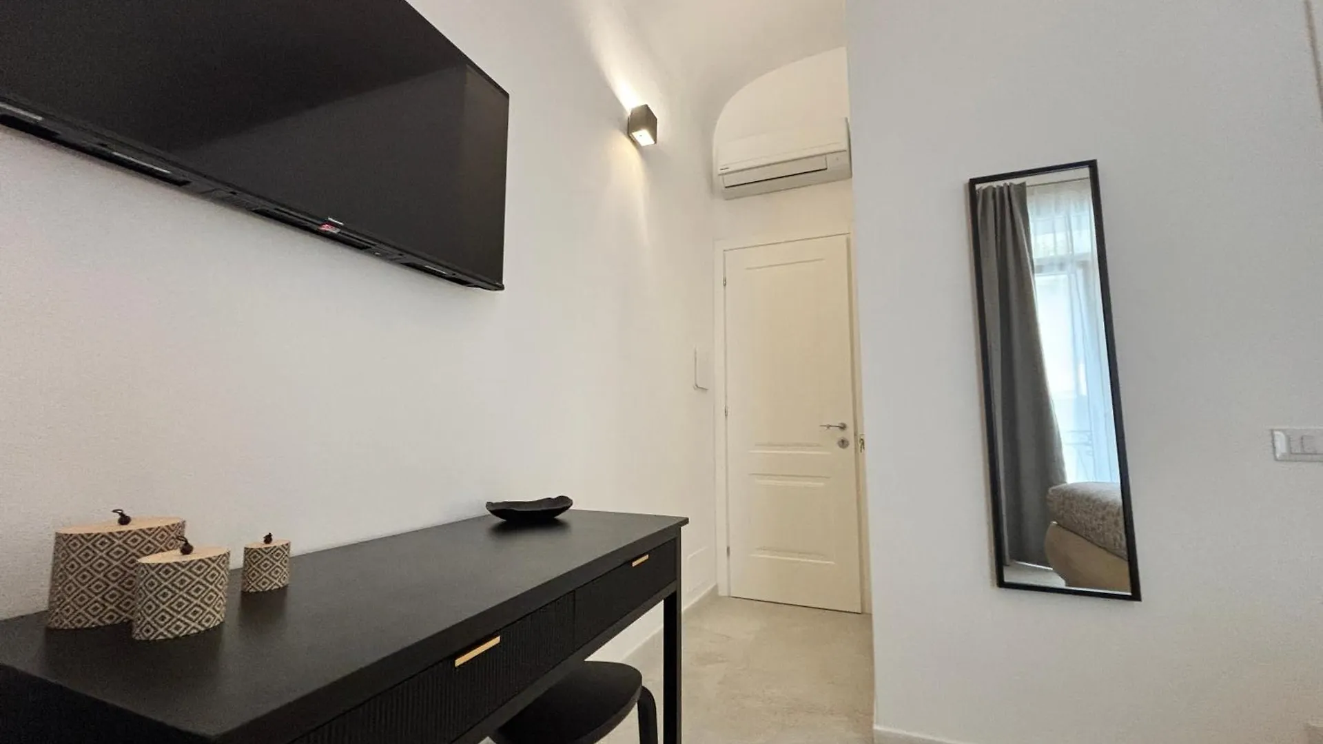 Historic Central Balcony Rooms & Apartment On Via Maqueda Palermo Homestay