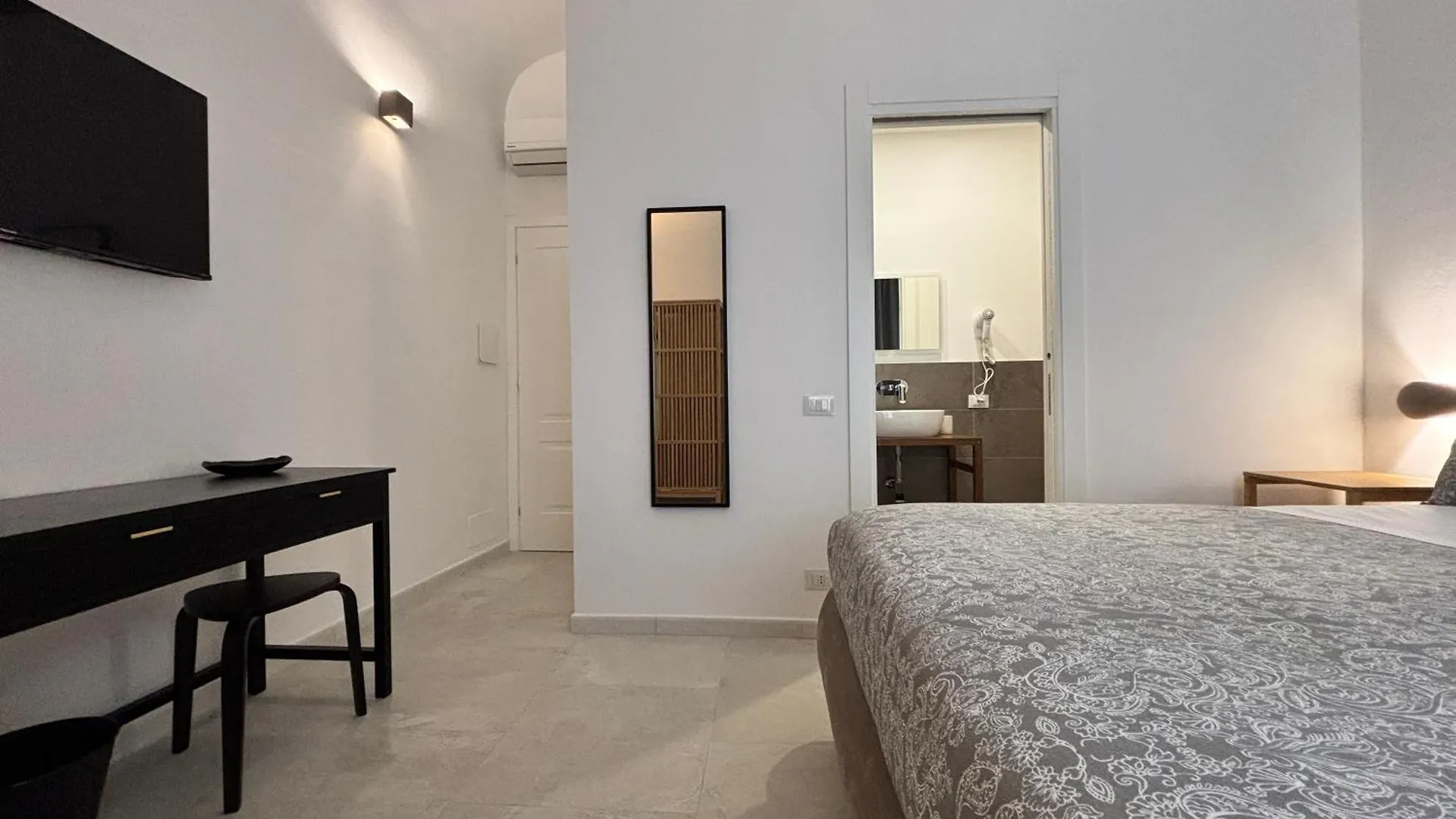 Homestay Historic Central Balcony Rooms & Apartment On Via Maqueda Palermo Italy