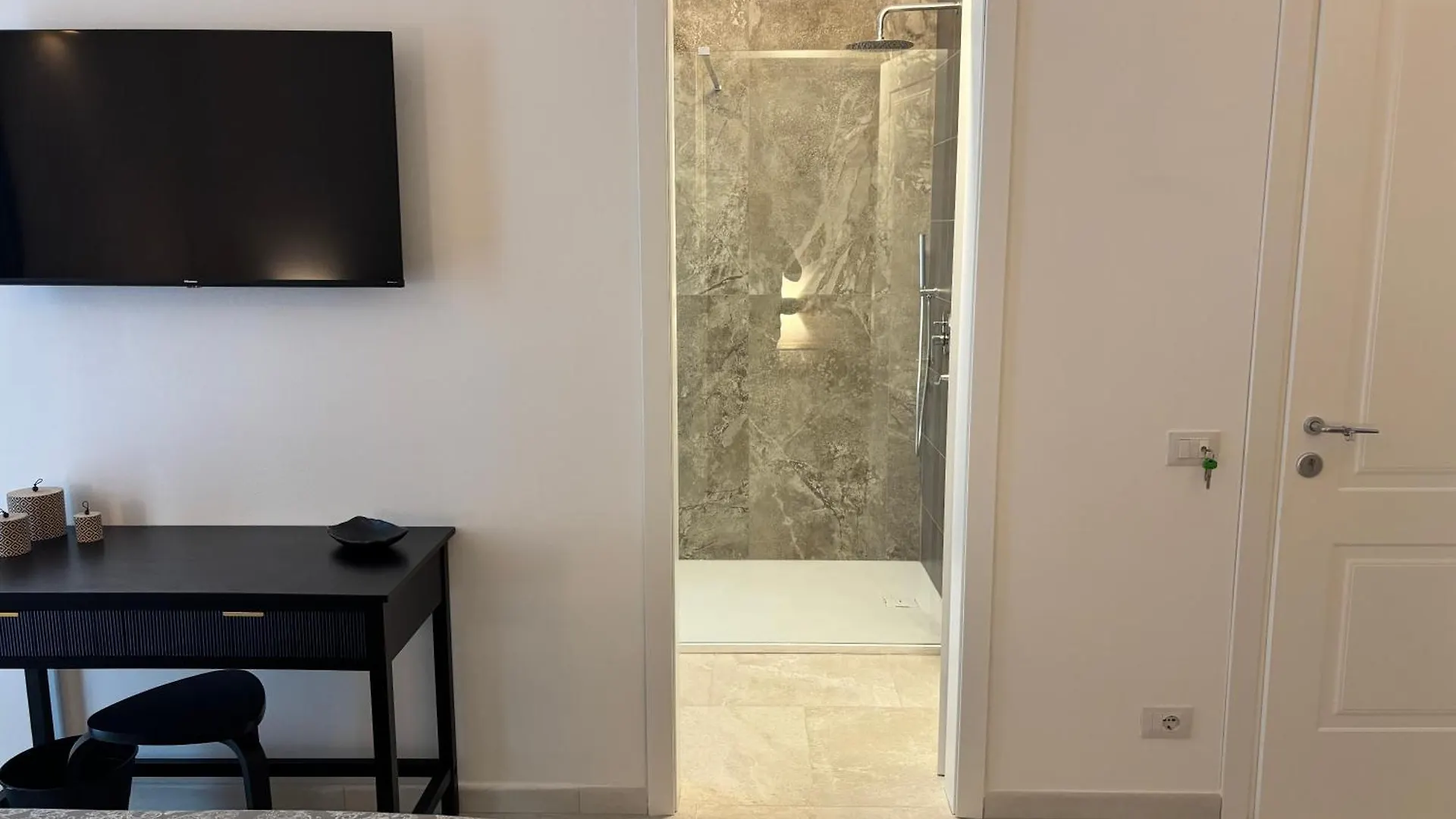 Historic Central Balcony Rooms & Apartment On Via Maqueda Palermo 0*,