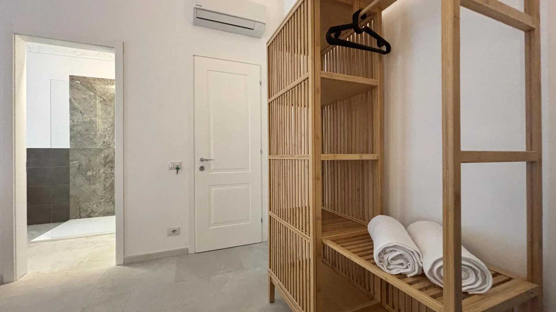 Homestay Historic Central Balcony Rooms & Apartment On Via Maqueda Palermo