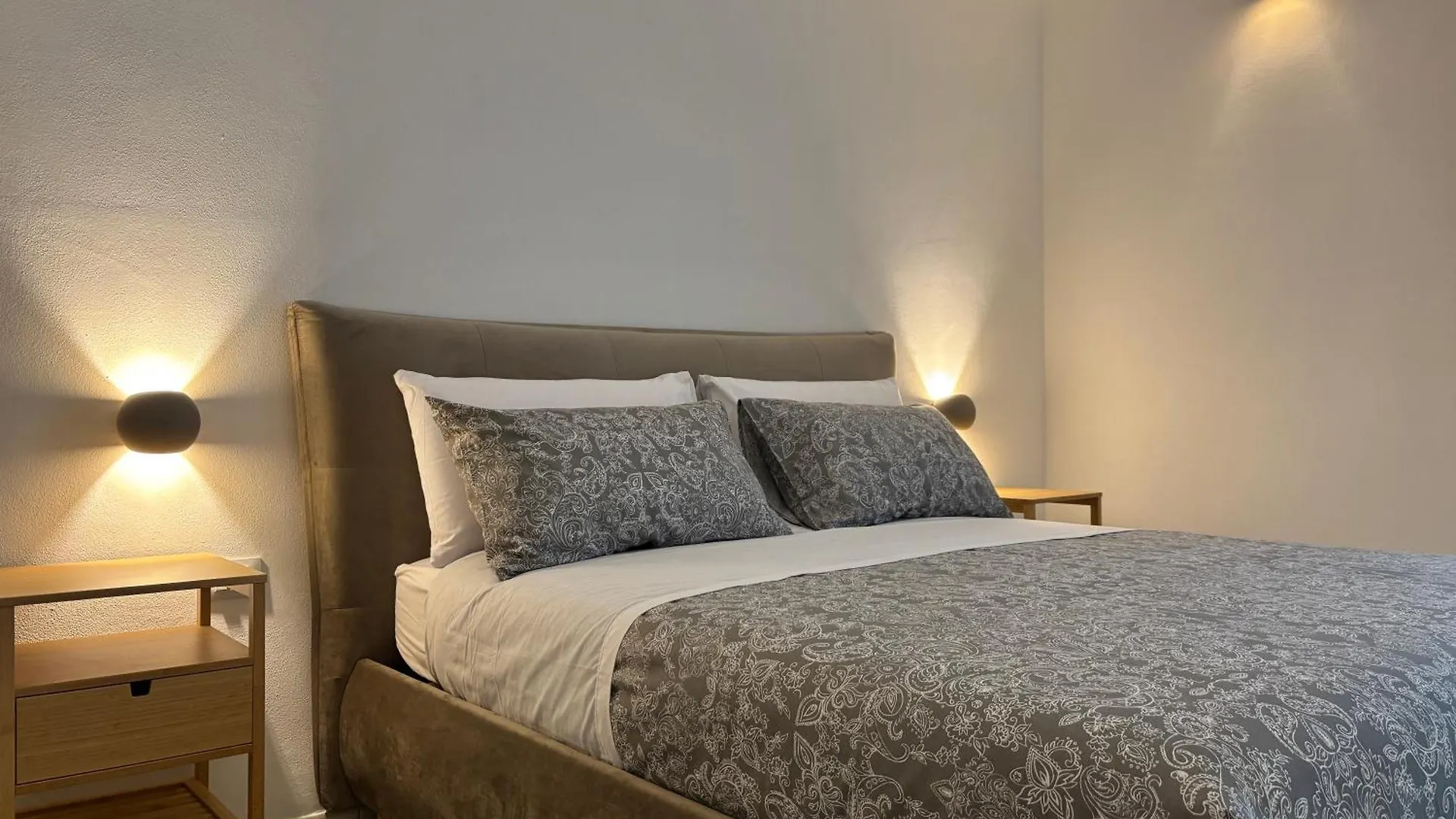 Historic Central Balcony Rooms & Apartment On Via Maqueda Palermo Homestay