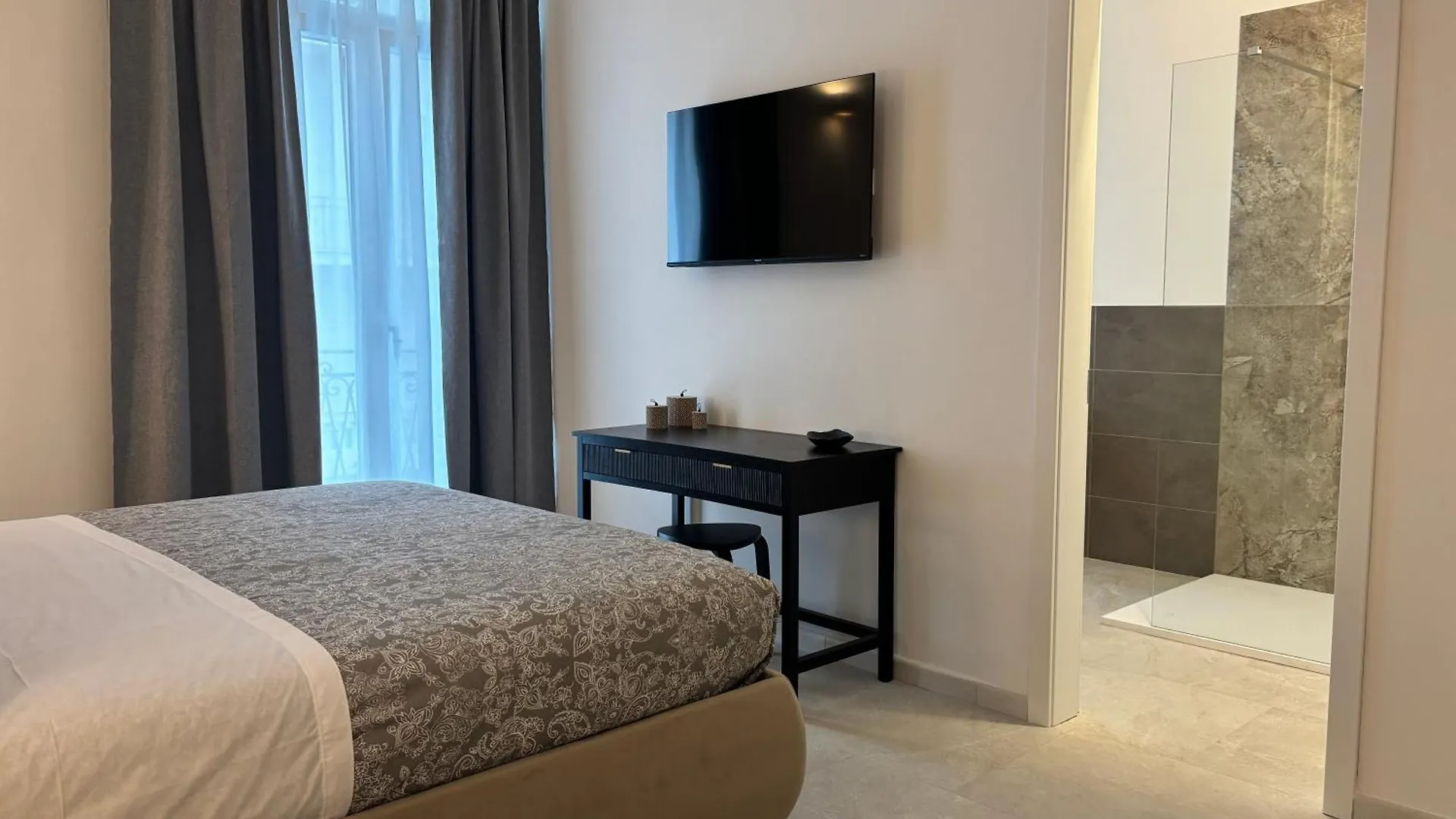 Historic Central Balcony Rooms & Apartment On Via Maqueda Palermo Italy