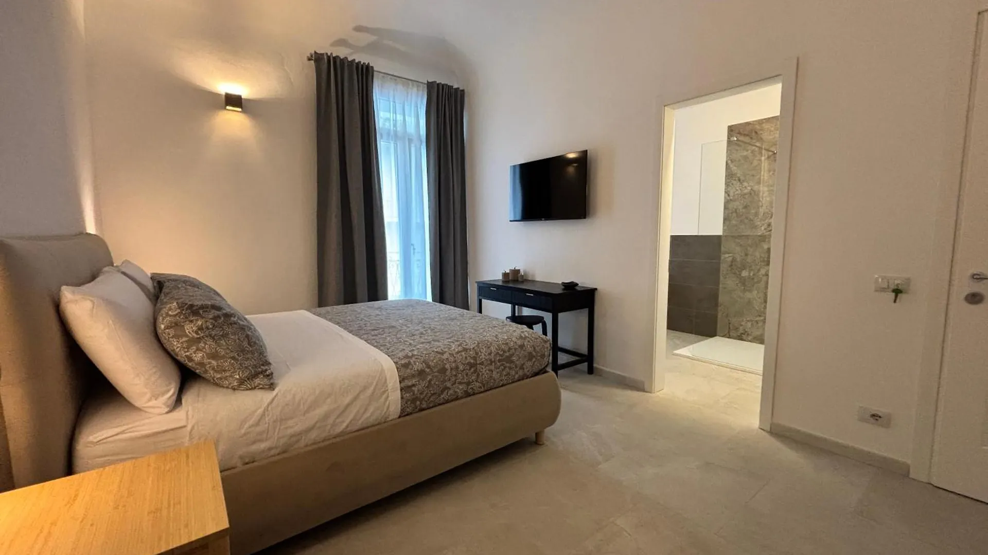 Historic Central Balcony Rooms & Apartment On Via Maqueda Palermo Homestay