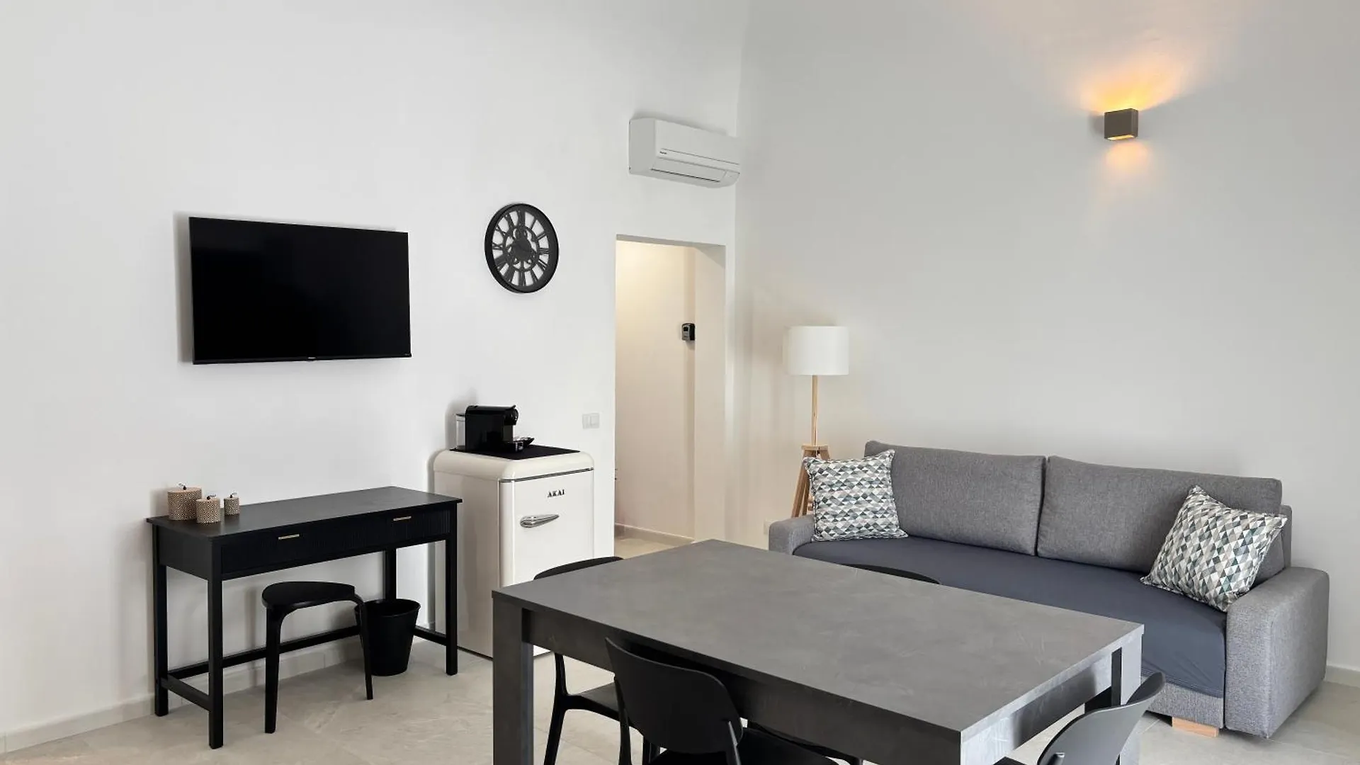 Historic Central Balcony Rooms & Apartment On Via Maqueda Palermo 0*,