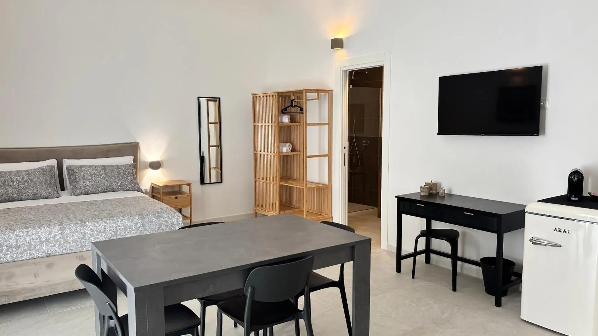 Historic Central Balcony Rooms & Apartment On Via Maqueda Palermo Homestay