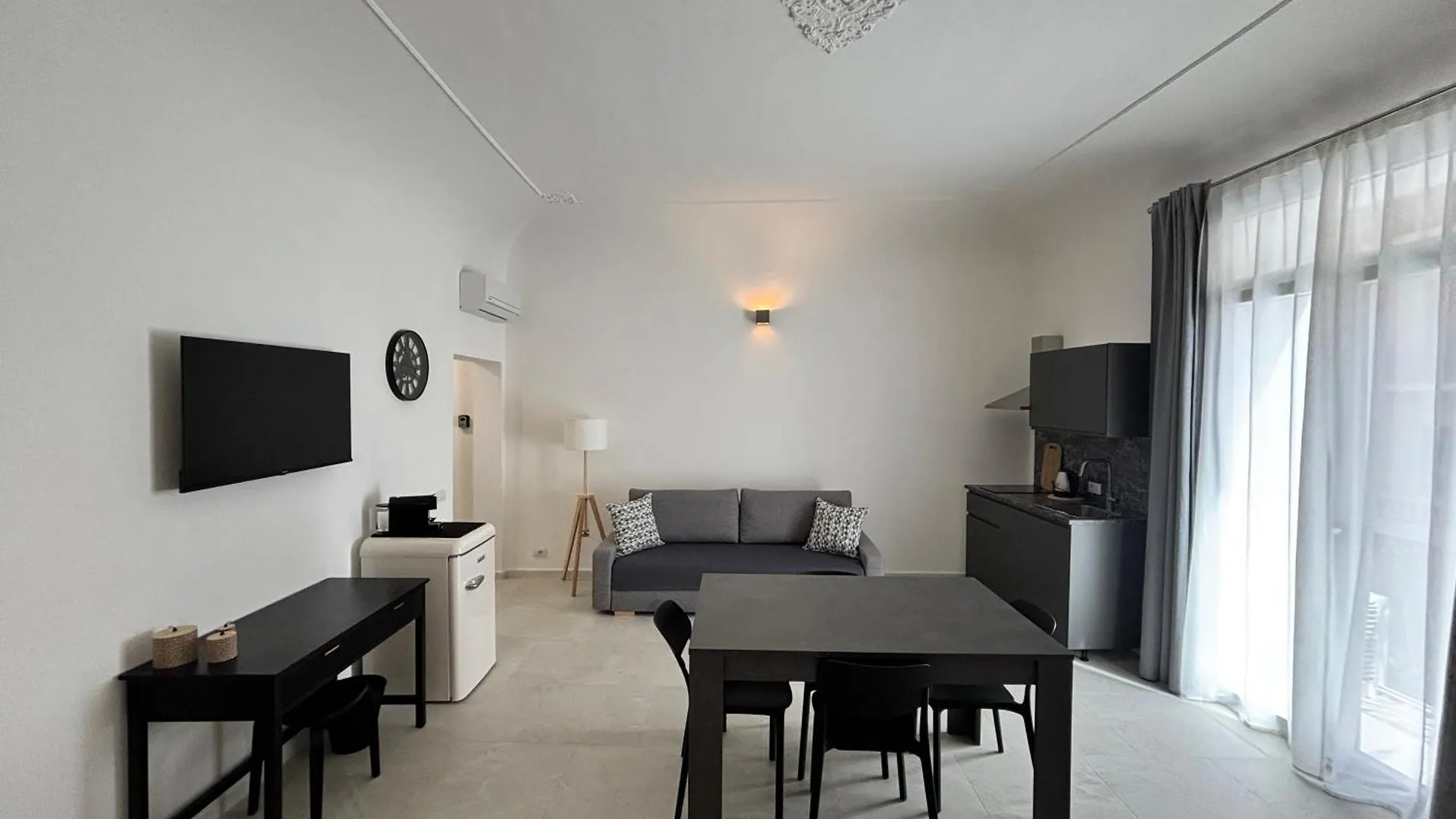 Historic Central Balcony Rooms & Apartment On Via Maqueda Palermo