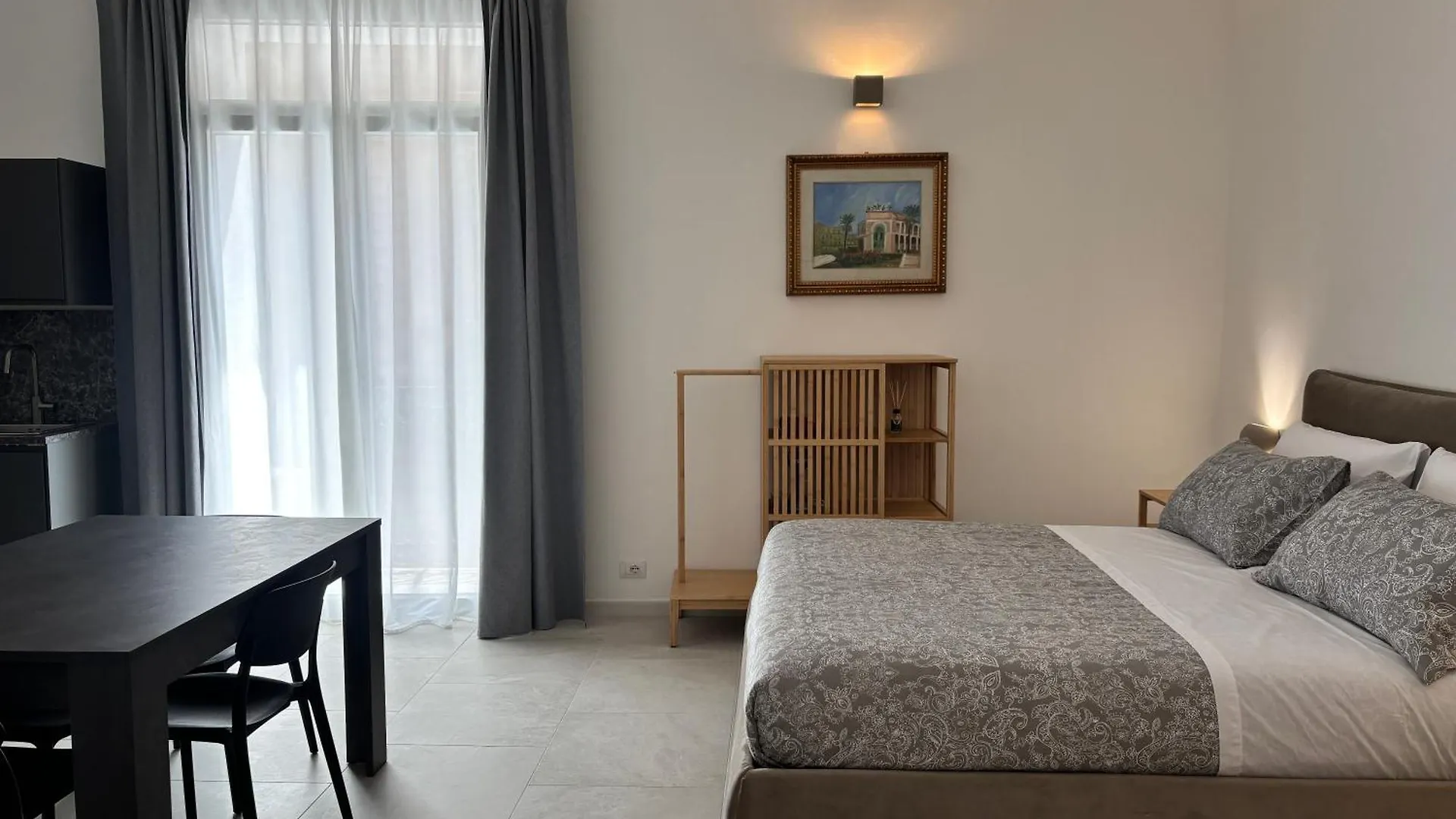 Homestay Historic Central Balcony Rooms & Apartment On Via Maqueda Palermo Italy