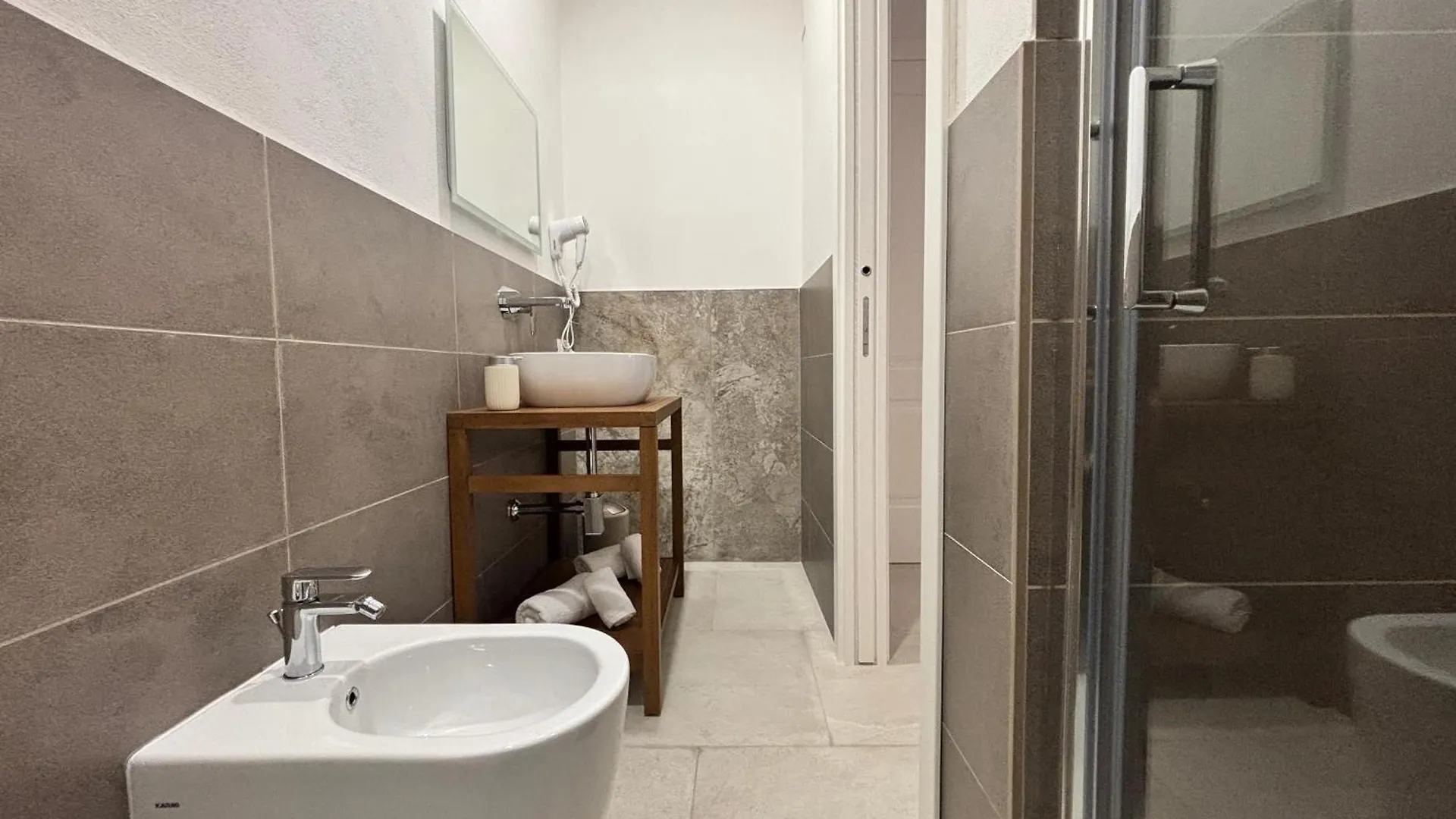 Historic Central Balcony Rooms & Apartment On Via Maqueda Палермо Италия