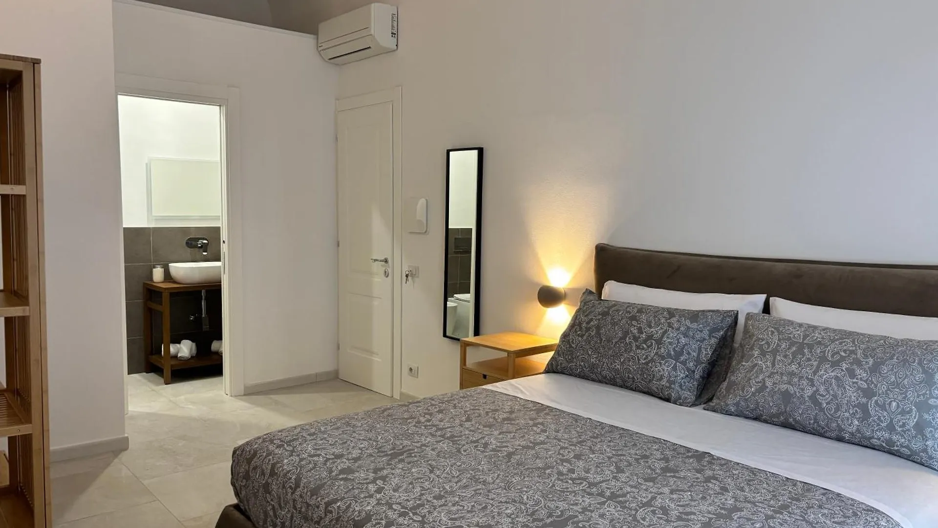 Проживание в семье Historic Central Balcony Rooms & Apartment On Via Maqueda Палермо