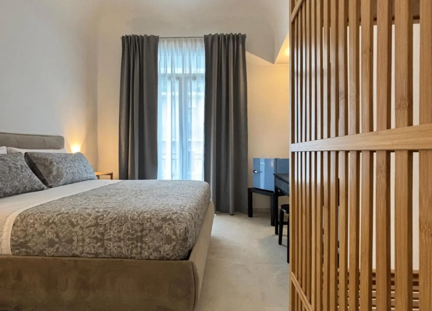 Historic Central Balcony Rooms & Apartment On Via Maqueda Палермо Проживание в семье