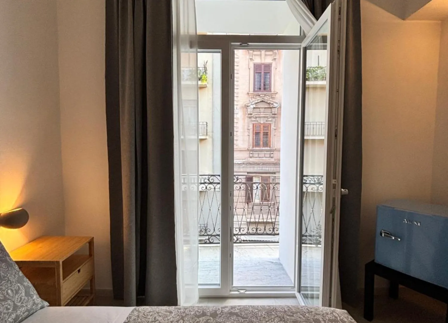 Historic Central Balcony Rooms & Apartment On Via Maqueda Палермо