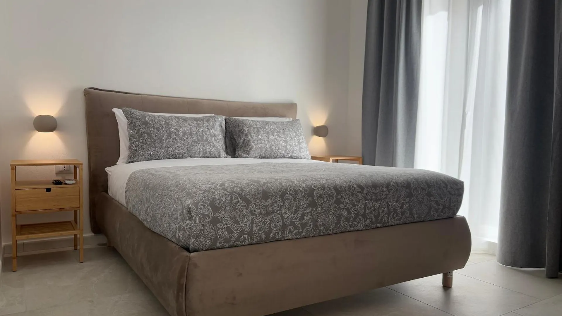 Historic Central Balcony Rooms & Apartment On Via Maqueda Палермо 0*,