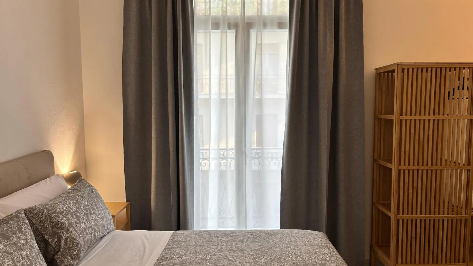 Historic Central Balcony Rooms & Apartment On Via Maqueda Палермо 0*,