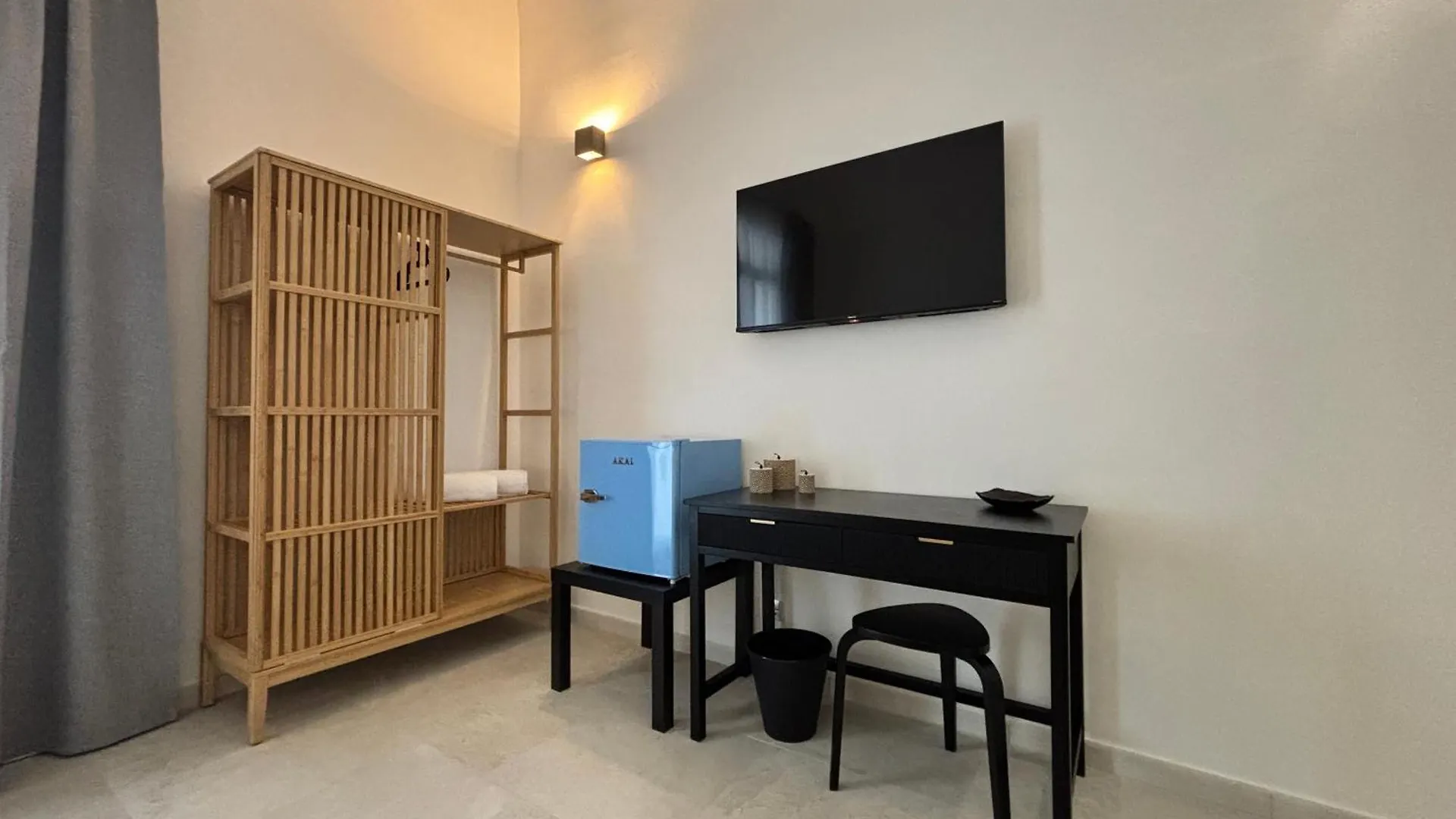 Historic Central Balcony Rooms & Apartment On Via Maqueda Палермо Проживание в семье