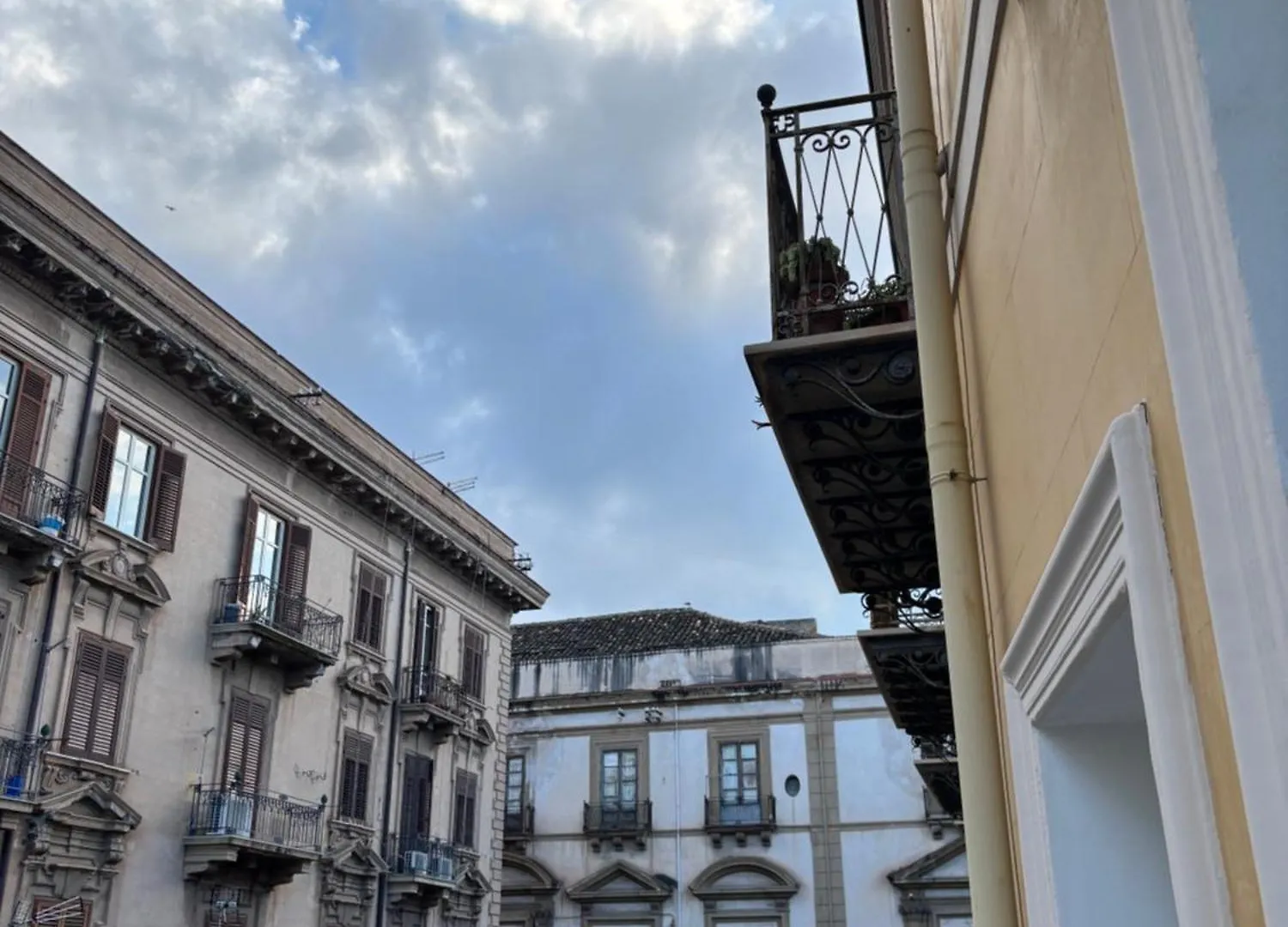 Проживание в семье Historic Central Balcony Rooms & Apartment On Via Maqueda Палермо