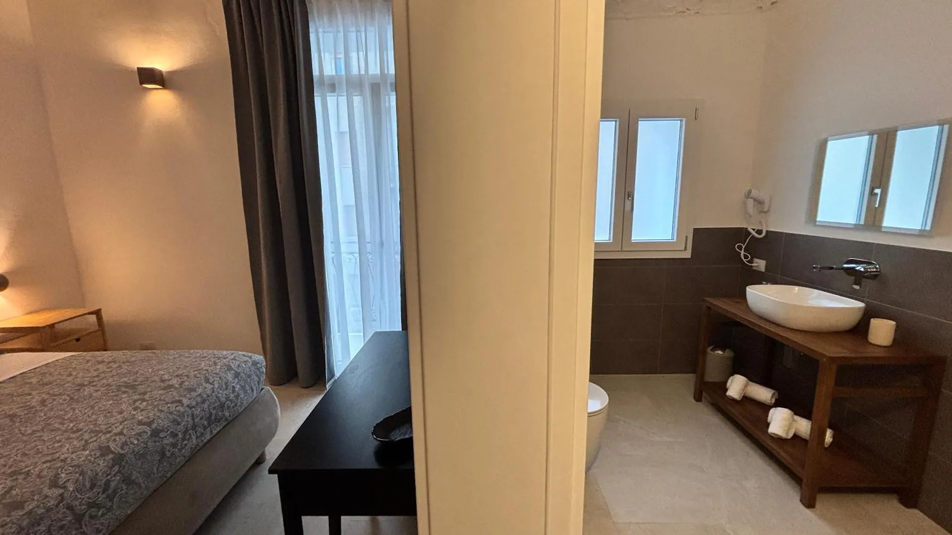 Historic Central Balcony Rooms & Apartment On Via Maqueda Палермо Проживание в семье