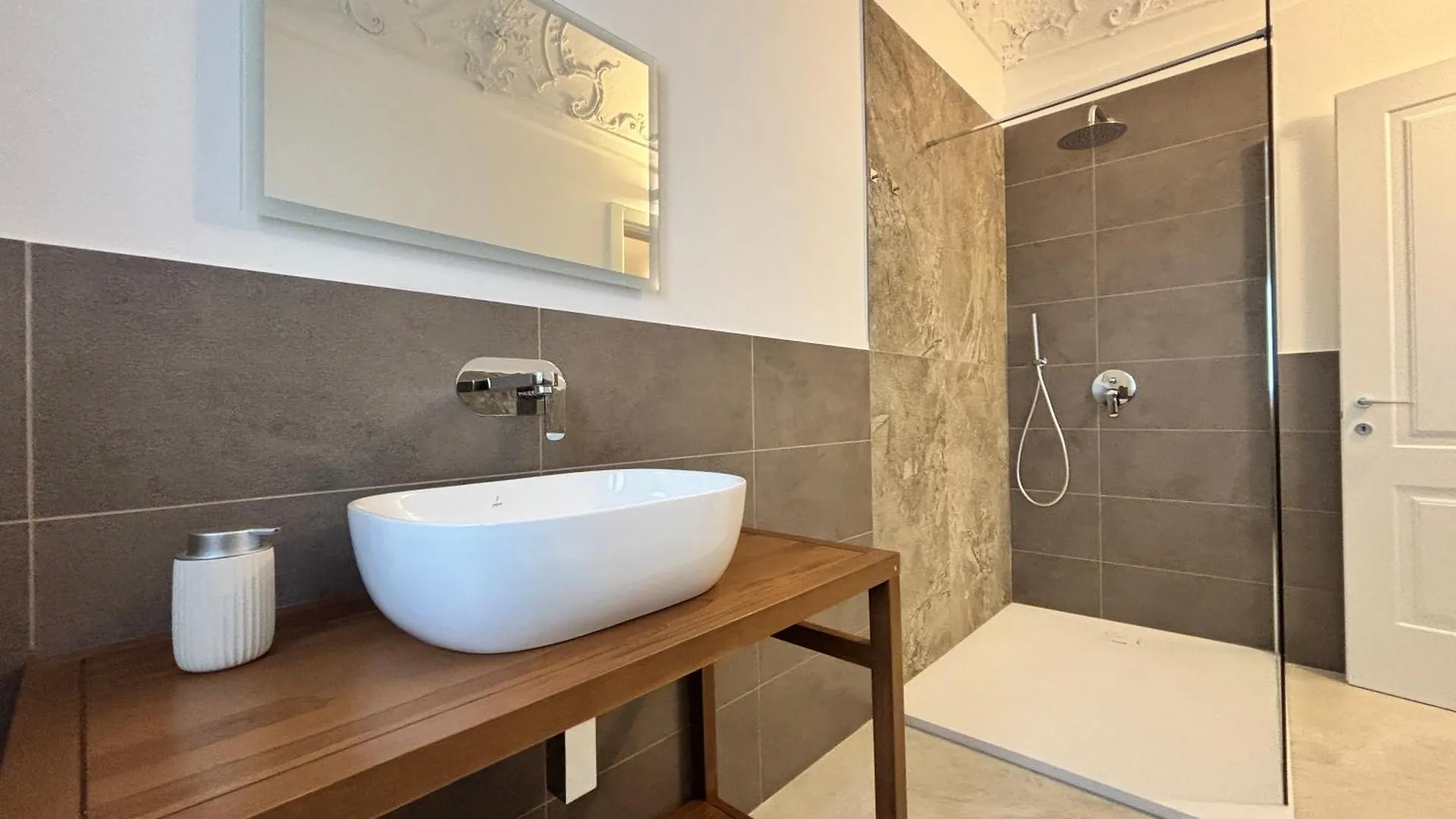 Historic Central Balcony Rooms & Apartment On Via Maqueda Палермо