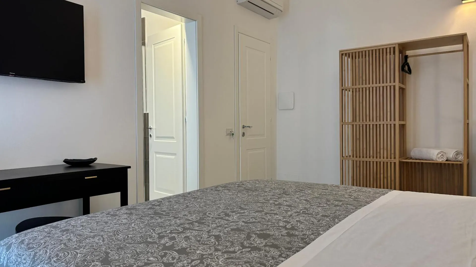 Historic Central Balcony Rooms & Apartment On Via Maqueda Палермо 0*,