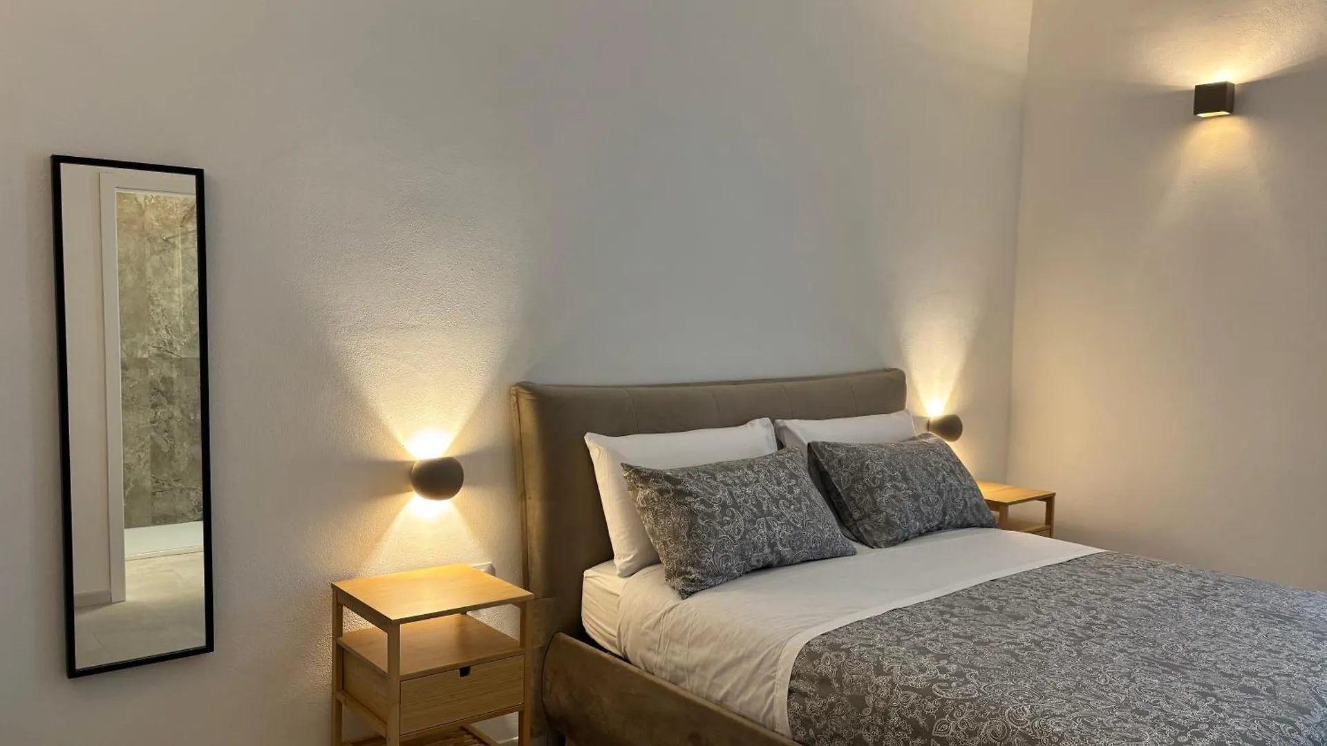 Проживание в семье Historic Central Balcony Rooms & Apartment On Via Maqueda Палермо