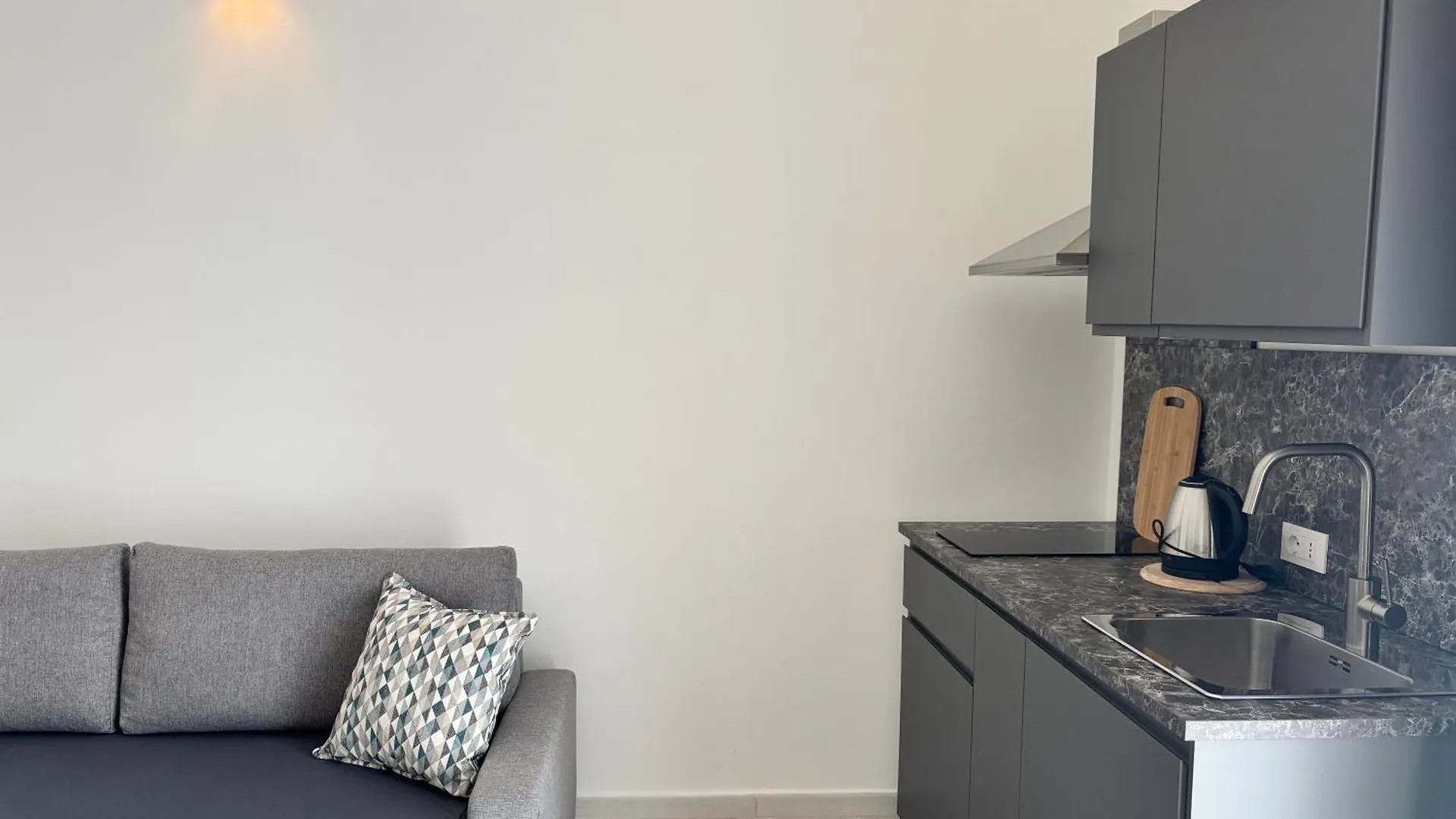 Проживание в семье Historic Central Balcony Rooms & Apartment On Via Maqueda Палермо Италия
