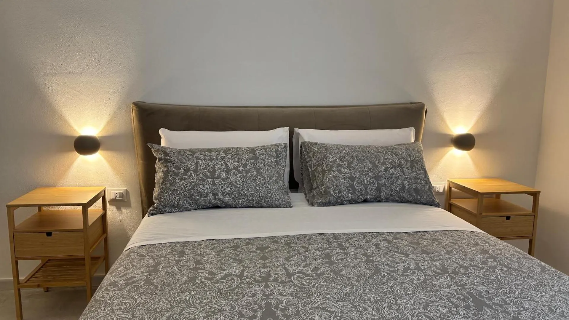 Historic Central Balcony Rooms & Apartment On Via Maqueda Palermo